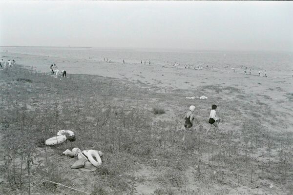 海水浴場指定前の小松海岸　広大な砂浜が広がる　1967（昭和42）年