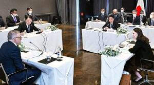 　日韓豪ＮＺ首脳会談に臨む（右奥から時計回りに）岸田首相、ニュージーランドのアーダン首相、オーストラリアのアルバニージー首相、韓国の尹錫悦大統領＝２９日、スペイン・マドリード（代表撮影・共同）