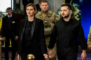 　ウクライナのゼレンスキー大統領（右）と並ぶオレナ夫人＝５月、キーウ（ロイター＝共同）