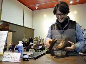 ２年前に開業した自身の店で靴を磨く徳山さん＝阿南市のアピカ内