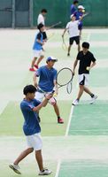 他競技に先立ち開幕したテニスの男子ダブルスで熱戦を繰り広げる選手たち=大神子病院しあわせの里テニスセンター