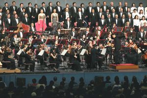 佐渡さんの指揮で「第九」を演奏する管弦楽団＝徳島市のアスティとくしま