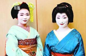 芸妓の市彩さん(右)と舞妓の市愛さんが京都展PR=徳島新聞社