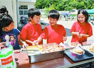 防災キャンプでピザ作りに挑戦する児童=鳴門市の黒崎小学校