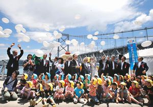 大鳴門橋開通３０年を祝って風船を飛ばす園児ら＝午前１１時１０分、鳴門市の鳴門公園