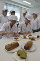四国大生が試作している、阿波藍を混ぜたパウンドケーキ＝徳島市応神町の同大