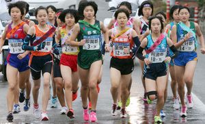 再出発の４０区で競り合う中学生女子選手たち＝６日、吉野川市川島町川島