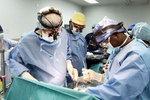 ＡＳＤ閉鎖手術で執刀するズィワ医師（右）と江川医師（左）＝ルサカ市のザンビア大学付属教育病院