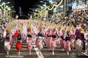 ２年ぶりに演舞場で行われた総踊り＝８月12日、徳島市の紺屋町演舞場
