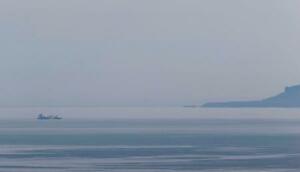 　北海道・知床半島沖で沈没した観光船を「飽和潜水」で捜索するため、事故現場に到着した作業船「海進」＝１９日午前