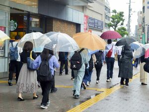 梅雨の時季は手放せない傘。ウェザーニューズの調査では徳島の折り畳み傘の所有率は全国で2番目に低かった=徳島駅前