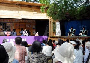 小屋掛けの舞台で披露された人形浄瑠璃＝徳島中央公園