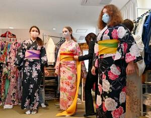 　日本文化に触れる授業の一環で着付けを体験するウクライナ人学生たち＝１７日午前、福岡市