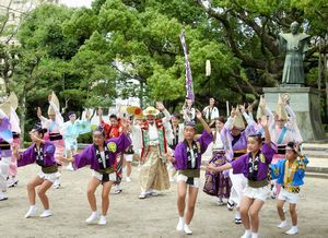 家政公らに扮して踊る踊り子たち＝徳島中央公園
