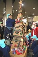 クリスマスツリーを飾り付ける園児＝徳島市の市立木工会館
