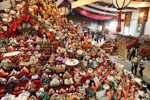 ピラミッド型巨大ひな壇に人形がずらりと並ぶビッグひな祭り=勝浦町生名の人形文化交流館