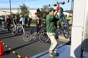 トラック輸送のため自転車を積み込む運転手＝２０１７年１０月１日、兵庫県南あわじ市