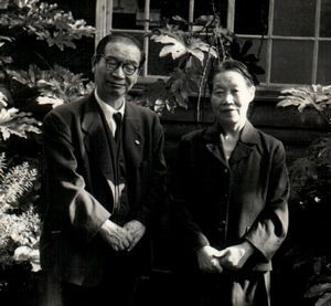晩年の賀川豊彦とハル夫妻。ハルも社会活動家として活躍した＝１９５７年ごろ、東京都世田谷区（賀川記念館提供）
