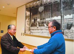 藤井さん(左)から作品の寄贈を受ける川端校長=吉野川市山川町の高越小