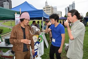 相生晩茶の試飲で来場者に説明する高橋さん（左）＝徳島大常三島キャンパス