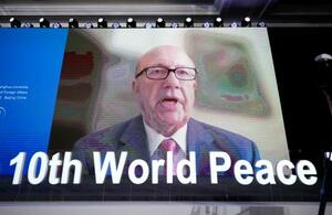　「世界平和フォーラム」でオンライン講演するロシアのイーゴリ・イワノフ氏＝３日、北京（共同）