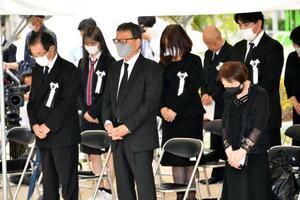 　西日本豪雨から４年となるのを前に、広島県坂町で行われた追悼式で黙とうする遺族ら＝３日午前