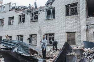　１９日、ウクライナ東部ドネツク州で、爆撃を受けた建物（ゲッティ＝共同）