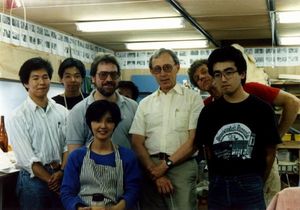 江川さん（前列左）の工房で仕事をしていたころの辻さん（後列左から２人目）と巨匠ディック・スミスさん（右から３人目）＝１９８８年７月、東京都調布市（江川さん提供）