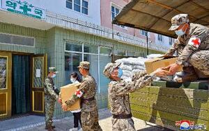 　平壌市内の薬局に医薬品を届ける朝鮮人民軍の軍医ら。朝鮮中央通信が１９日に配信した（朝鮮通信＝共同）