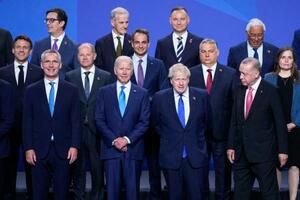 　２９日、スペイン・マドリードでのＮＡＴＯ首脳会議に参加したバイデン米大統領（前列左から２人目）ら各国首脳（ＡＰ＝共同）