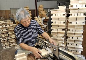 きり材を加工する職人＝東みよし町加茂の斉藤桐材工業