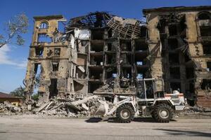 　２５日、ウクライナ・ドネツク州のマリウポリで破壊された建物（タス＝共同）