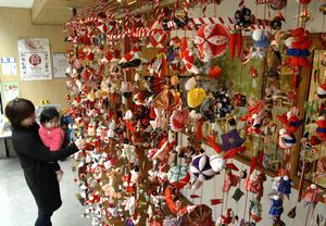 千個以上の飾りがつるされている「つるし飾り」＝徳島市籠屋町１の「すきっぷ」