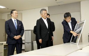 消費者庁の新たな拠点が開設される徳島県庁１０階を視察する松本純消費者行政担当相（中）