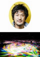 ［写真上］猪子寿之さん［同下］チームラボが作成したデジタルアート「人と共に踊る鯉によって描かれる水面のドローイング－Ｉｎｆｉｎｉｔｙ」