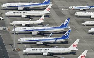 　羽田空港の駐機場に並ぶ全日空機と日本航空機＝２０２０年１０月