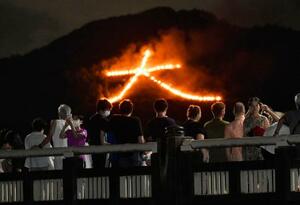 　京都の伝統行事「五山送り火」で、夜空に浮かび上がった「大」の字＝１６日夜