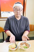 大杉漣さんが注文したラーメンを前に、思い出を語る「ひろっちゃん」の谷店長＝松茂町広島