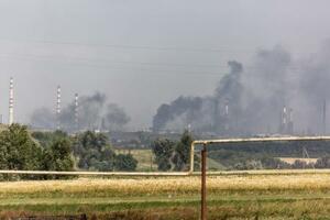 　ウクライナ東部リシチャンスクで立ち上る煙＝１日（ゲッティ＝共同）