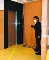 エレベーターはスタッフ用と患者用に分け、カーテンで仕切られている=徳島市の東横イン徳島駅眉山口