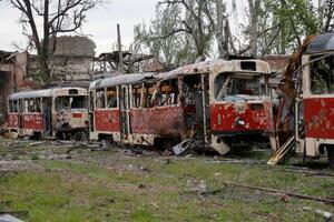 　ウクライナ南東部マリウポリで破壊された路面電車＝２１日（ＡＰ＝共同）