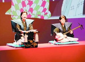 「伊勢音頭恋寝刃」を熱演する太夫の竹本友和嘉さん(左)ら=徳島市のあわぎんホール