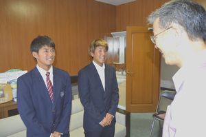 前田惠海陽町長（右端）を表敬訪問し決意を述べる黒川さん（左端）と西優司さん＝町役場海南庁舎