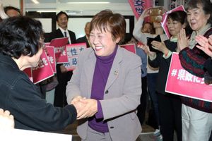 徳島県議選で初当選し、支持者と笑顔で握手を交わす東条さん=4月8日、徳島市かちどき橋2の事務所