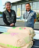子ども食堂に米を提供した西田さん(右)と浜田さん=小松島市坂野町種井のJA東とくしま坂野支所