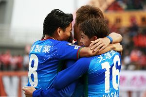 先制ゴールを決め、抱き締めあって喜ぶ徳島の選手たち＝鳴門ポカリスエットスタジアム