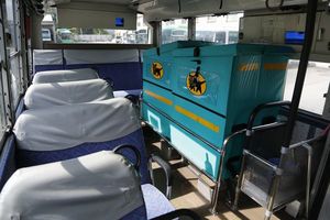 四国交通のバスに設けられた貨物の積み込みスペース＝三好市の同社