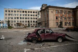 　アゾト化学工場に残る車の残骸＝２６日、ウクライナ・セベロドネツク（タス＝共同）