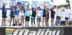 オーディションで選ばれた子どもたち＝三好市の池田ダム湖前駐車場