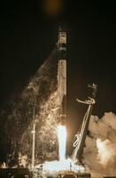 　２８日、探査機「キャップストーン」を載せニュージーランドから打ち上げられるロケット（ロケットラボ提供・共同）